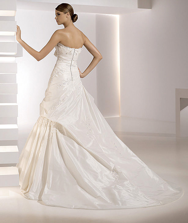 Pronovias suknie ślubne 2010 - zdjęcie
