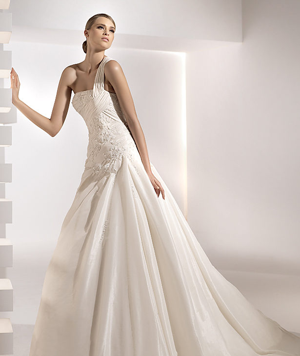 Pronovias suknie ślubne 2010 - zdjęcie