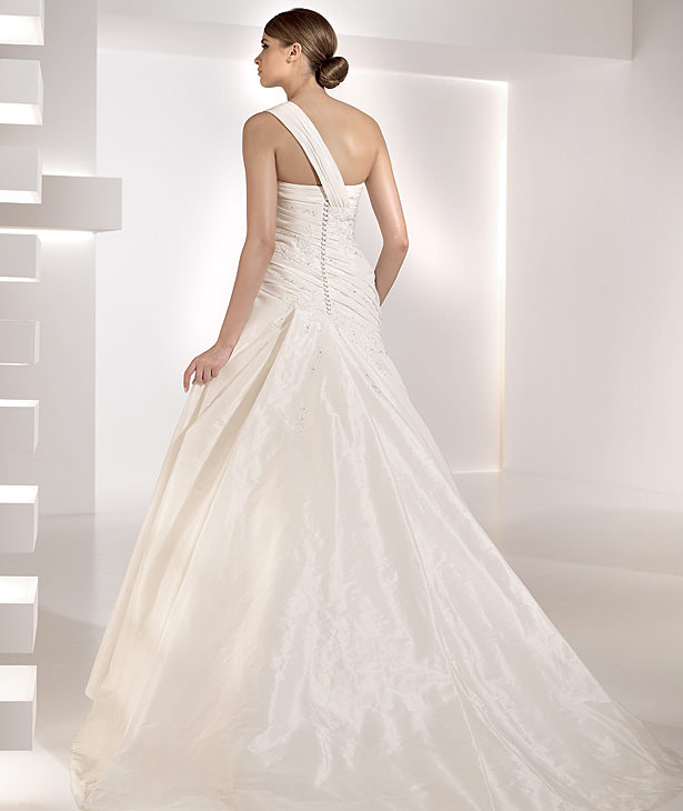 Pronovias suknie ślubne 2010 - zdjęcie