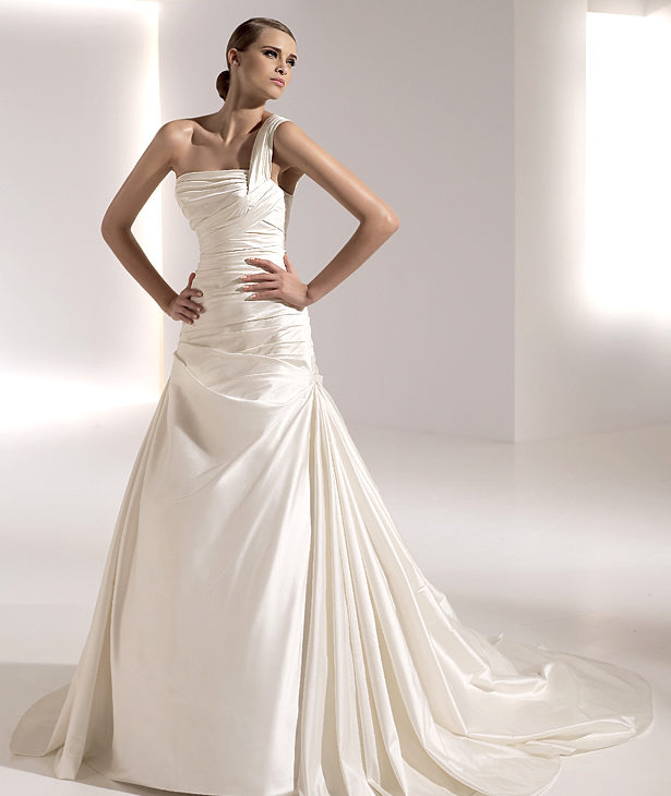 Pronovias suknie ślubne 2010 - zdjęcie