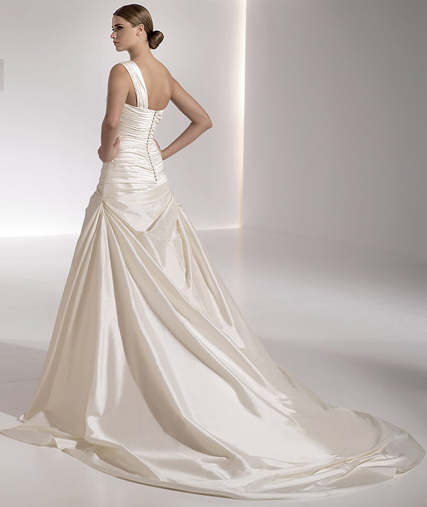 Pronovias suknie ślubne 2010 - zdjęcie
