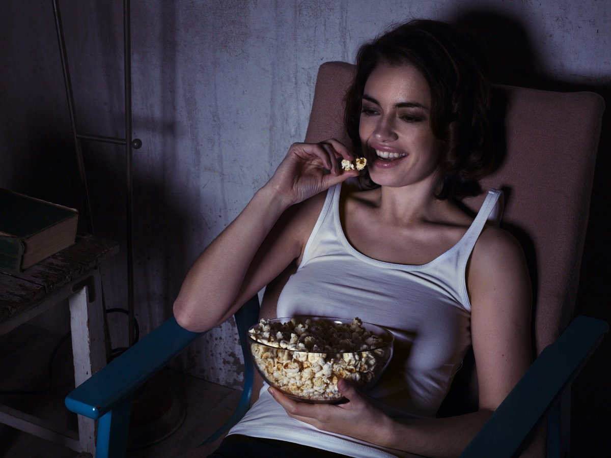 kobieta je popcorn