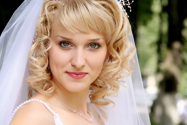 fryzura półdługa z grzywką do welonu