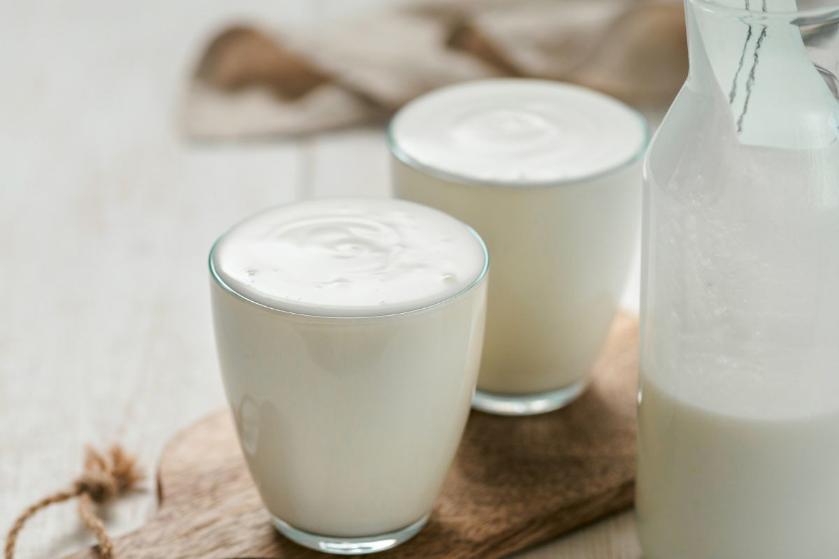 kefir na siwe włosy - picie kefiru