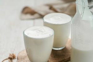 kefir na siwe włosy - picie kefiru