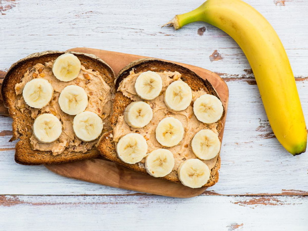 weganskie-kanapki-z-maslem-orzechowym-i-bananem-2455965-55e67ab
