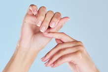Manicure japoński - co to, jak zrobić, efekty przed i po, wady i zalety, przeciwwskazania, cena