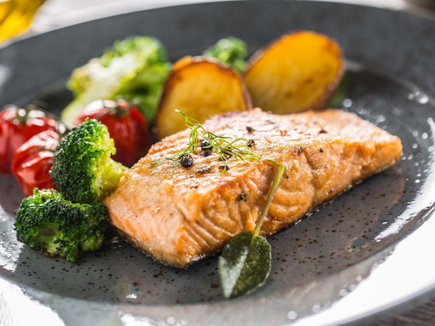 dieta-1400-kcal-losos-z-warzywami-2476623-81fb49b