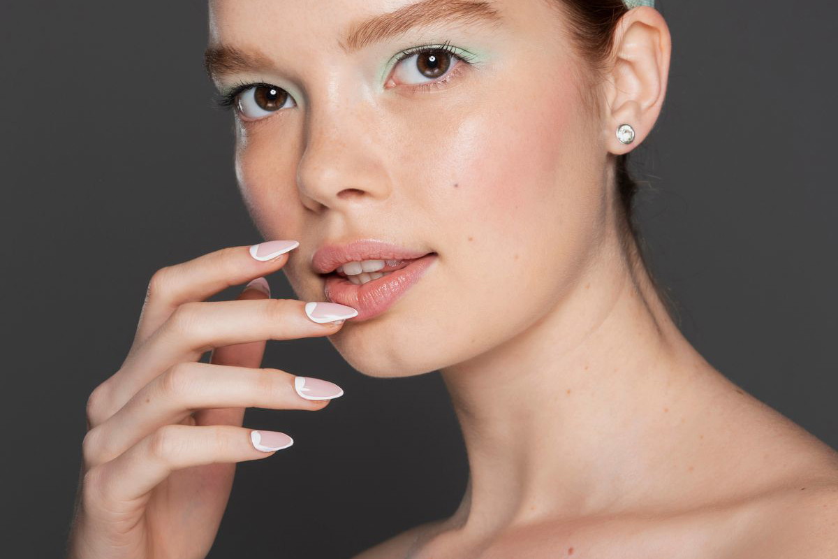 Half moon manicure - jak wygląda, jak zrobić krok po kroku
