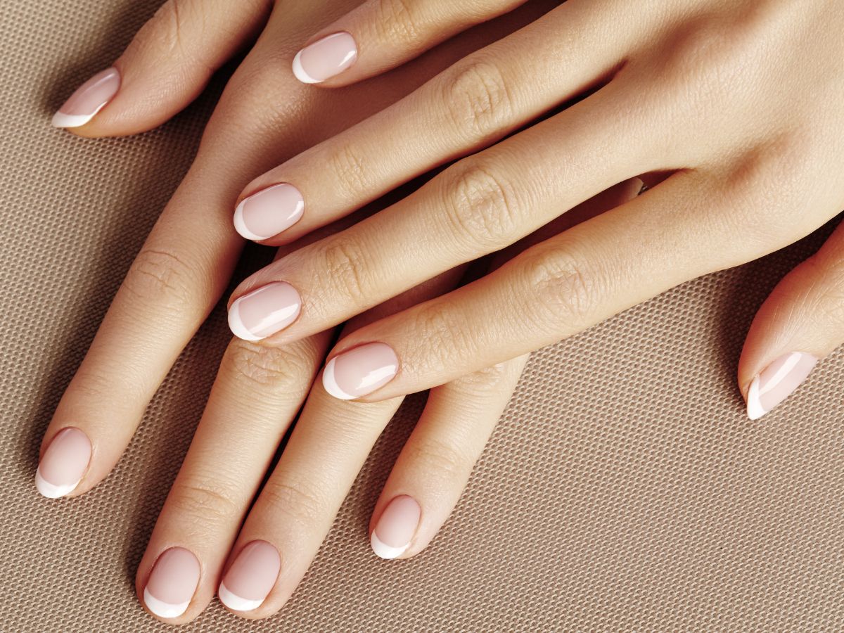 French manicure - jak zrobić krok po kroku, hy hybrydowy, klasyczny, ombre baby boomer, kolorowy