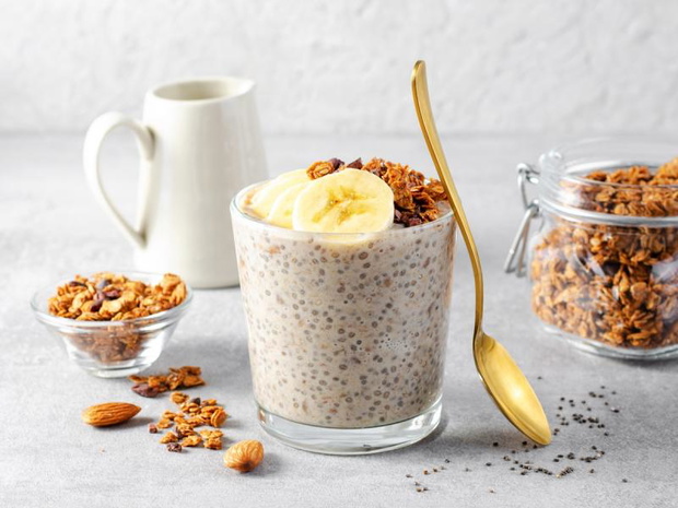 nasiona-chia-z-jogurtem-i-granola-2523404-fddec3f