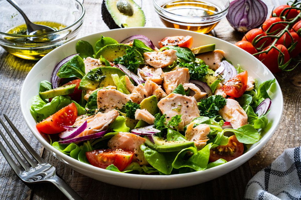 dieta-mind-przepis-na-salatke-z-lososiem-jpg-2504845-69c331b