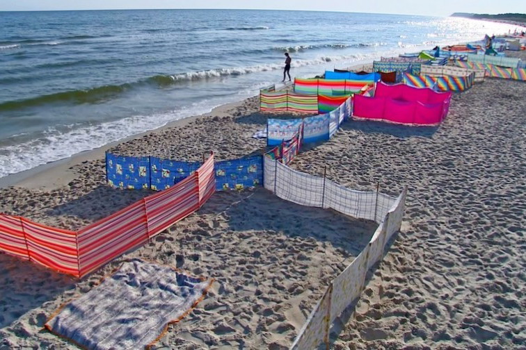 Leżing, plażing, smażing i parawaning!