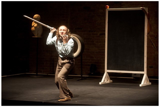 Jaskiniowiec w Teatrze Sabat!
