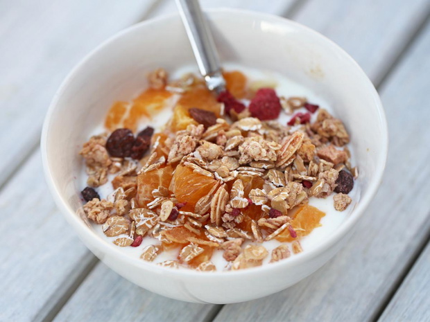 jogurt-z-musli-2452174-7e2b80b