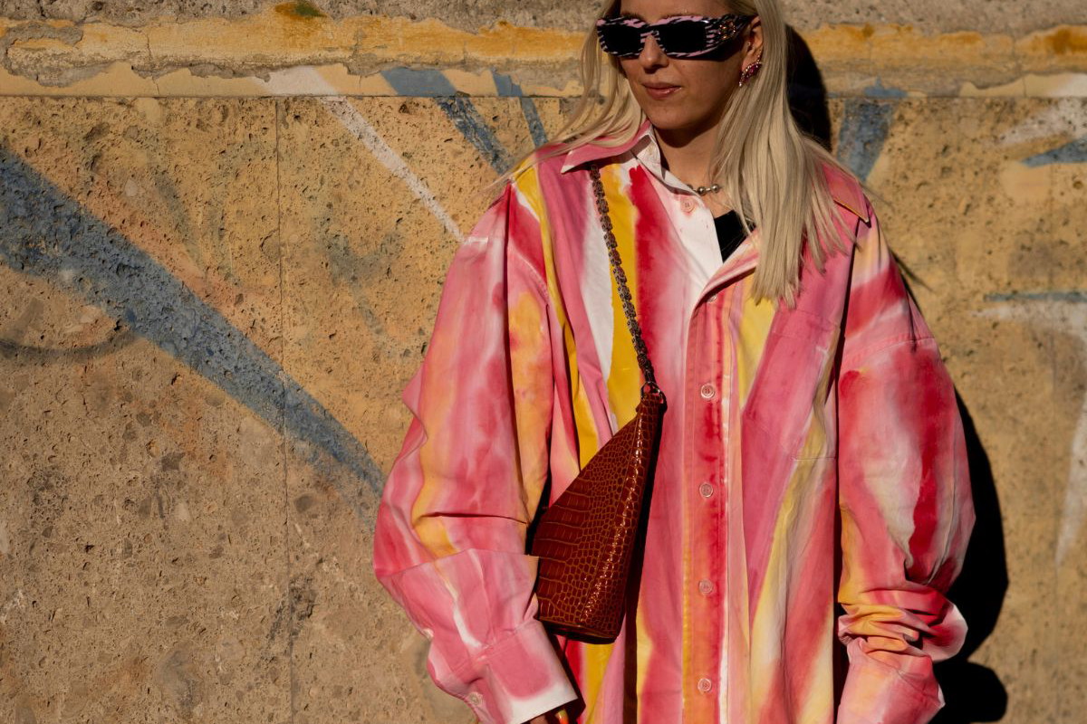 Tie dye - co to jest, jak go nosić, jak zrobić samemu w domu krok po kroku, instrukcja,