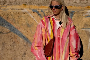Tie dye - co to jest, jak go nosić, jak zrobić samemu w domu krok po kroku, instrukcja,