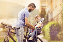 Foteliki, przyczepki i riksze rowerowe dla dzieci