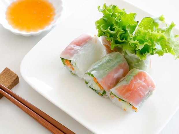 spring-rolls-z-lososiem-2467563-f36d029