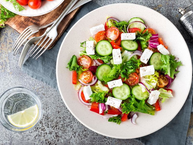 przepis-na-lekka-kolacje-salatka-z-feta-2441453-7da6446