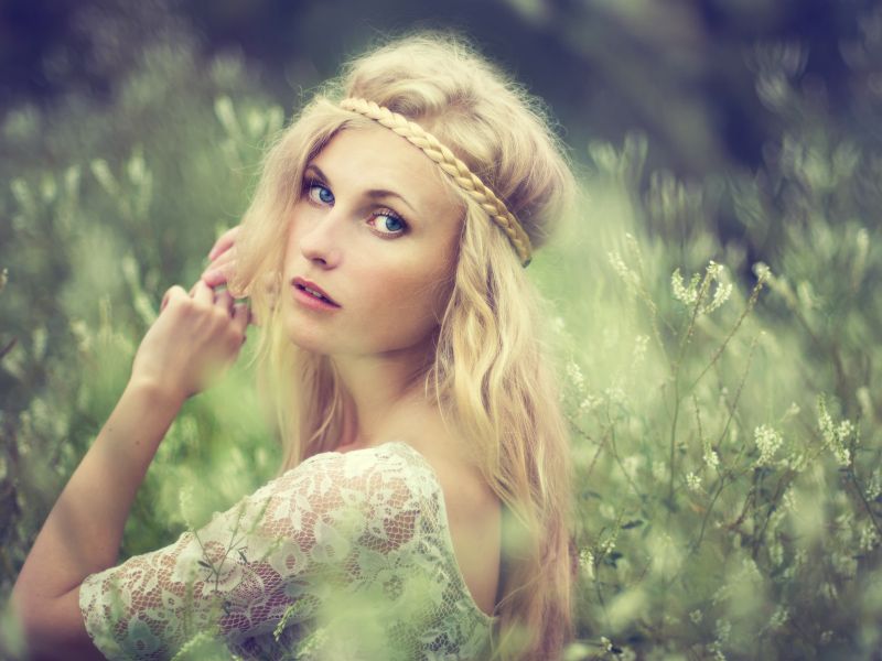 kobieta z opaską na blond włosach