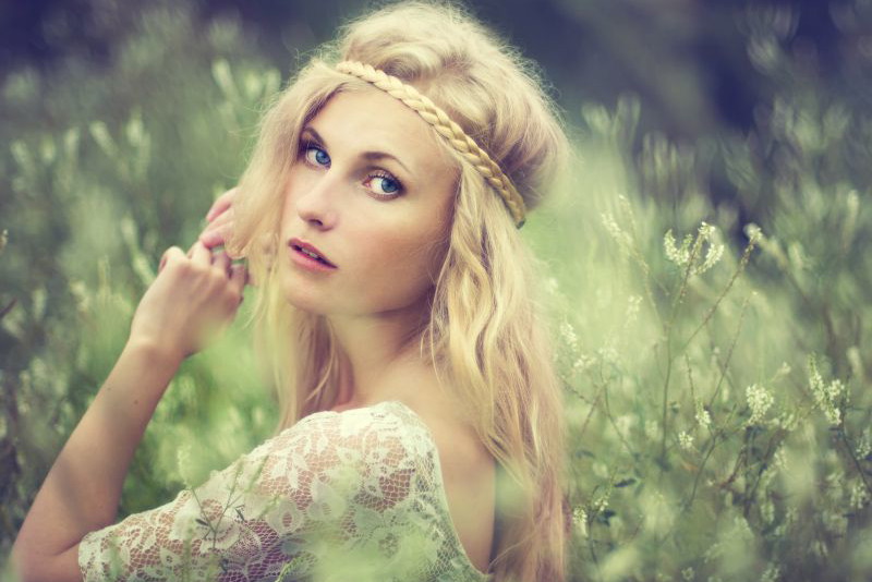 kobieta z opaską na blond włosach