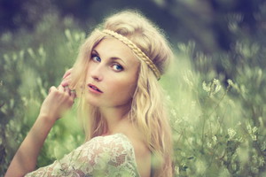 kobieta z opaską na blond włosach