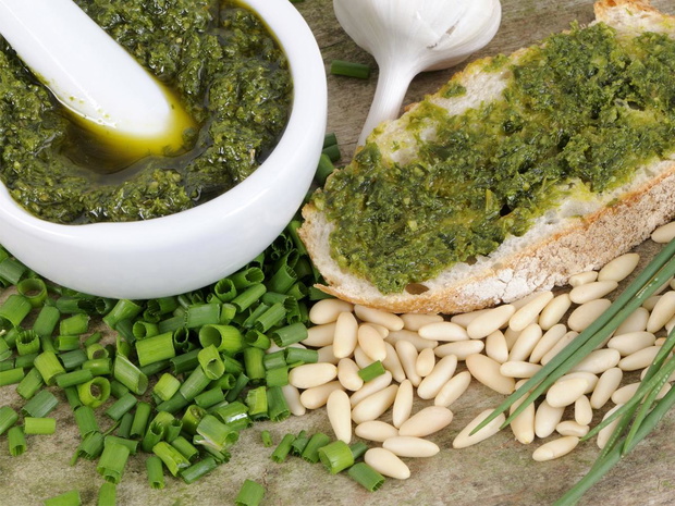 pesto-ze-szczypiorku-2470723-f1fb1aa