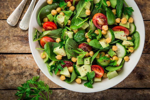 dieta-srodziemnomorska-salatka-z-ciecierzyca-2509586-f998f36