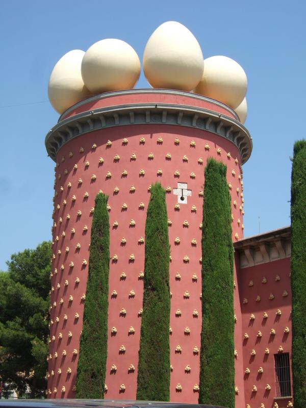 muzeum-salvadora-dali-w-figueres-2382417-bf798f9