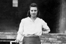 Halina z synem Stasiem na gruzach Warszawy, 1945 rok