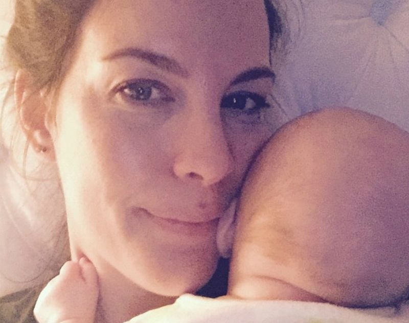 Liv Tyler karmi piersią