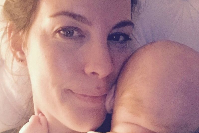 Liv Tyler karmi piersią