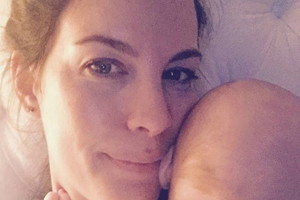 Liv Tyler karmi piersią