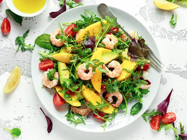 salatka-z-krewetkami-z-mango-i-awokado-2457992-60397ec