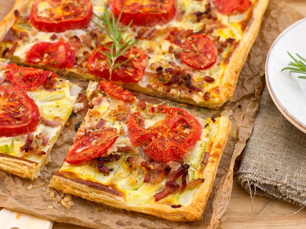 przekaski-na-andrzejki-pizza-z-ciasta-francuskiego-2490528-f51d8ba
