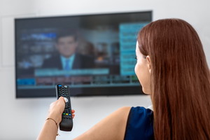 kobieta przed telewizorem