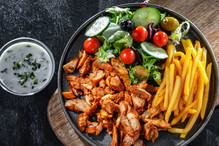 Gyros domowej roboty w picie i na talerzu - przepisy