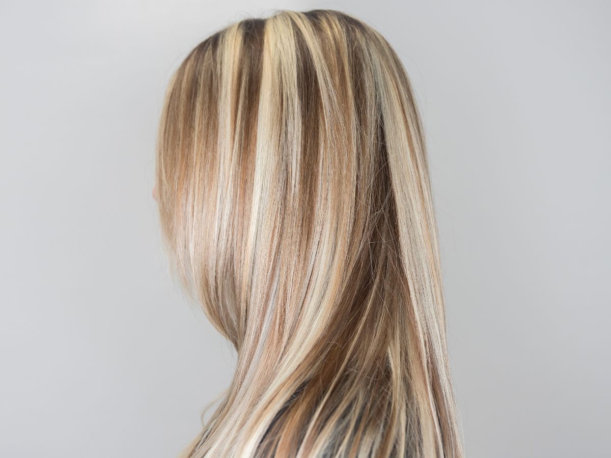 Pasemka blond - jak zrobić w domu krok po kroku, komu pasują, komu nie pasują, pasemka blond na jasnych włosach, pasemka blond na ciemnych włosach