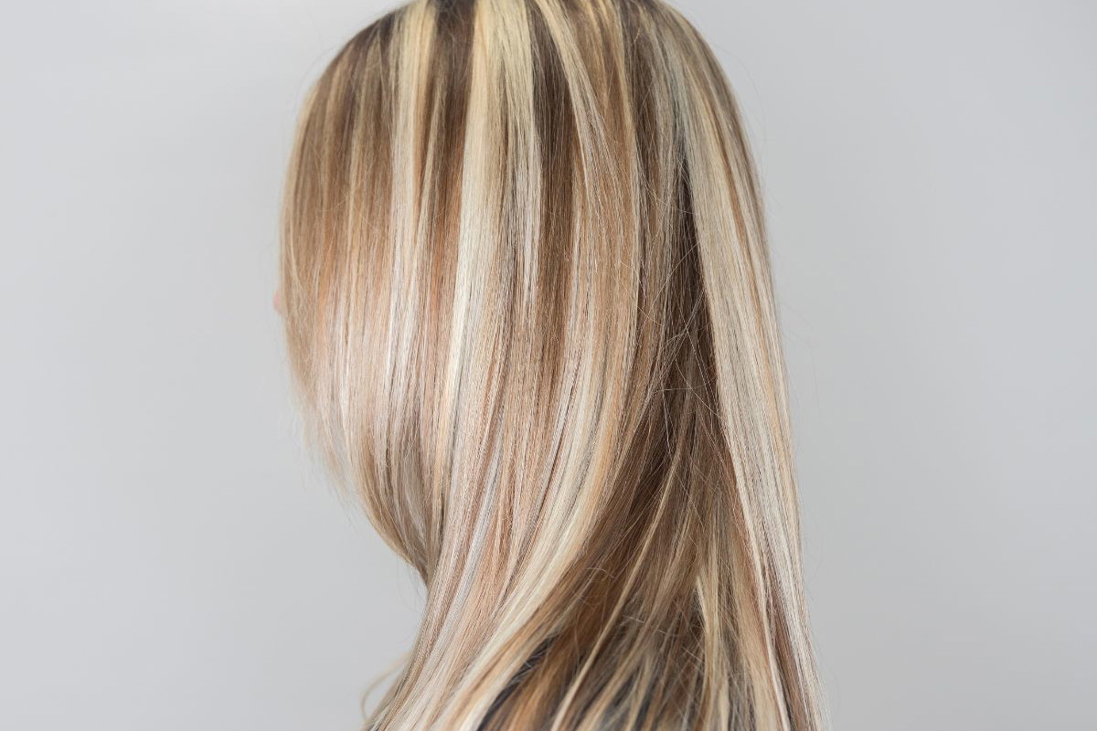 Pasemka blond - jak zrobić w domu krok po kroku, komu pasują, komu nie pasują, pasemka blond na jasnych włosach, pasemka blond na ciemnych włosach