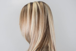Pasemka blond - jak zrobić w domu krok po kroku, komu pasują, komu nie pasują, pasemka blond na jasnych włosach, pasemka blond na ciemnych włosach
