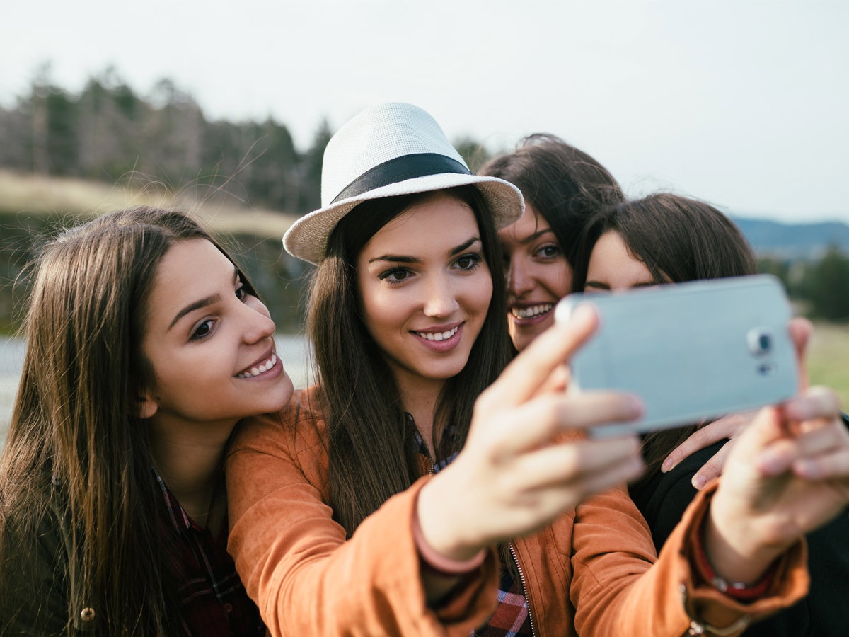 Dziewczyny robiące selfie