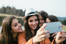 Dziewczyny robiące selfie