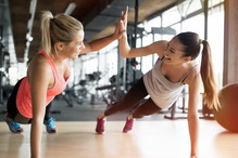 dziewczyny ćwiczą fitness