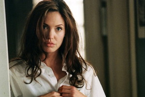 Angelina Jolie, Kadr z filmu "Pan i Pani Smith" - fot. ONS