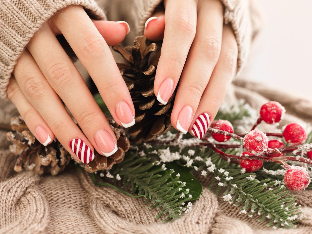 Świąteczne wzory na paznokcie: inspiracje na modny manicure na święta 2023