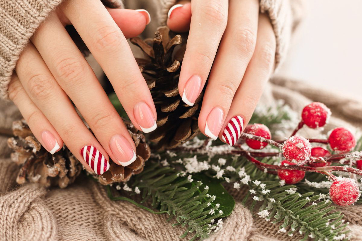 Świąteczne wzory na paznokcie: inspiracje na modny manicure na święta 2023