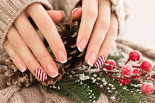 Świąteczne wzory na paznokcie: inspiracje na modny manicure na święta 2023