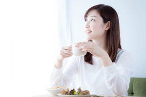 Japonka przy posiłku