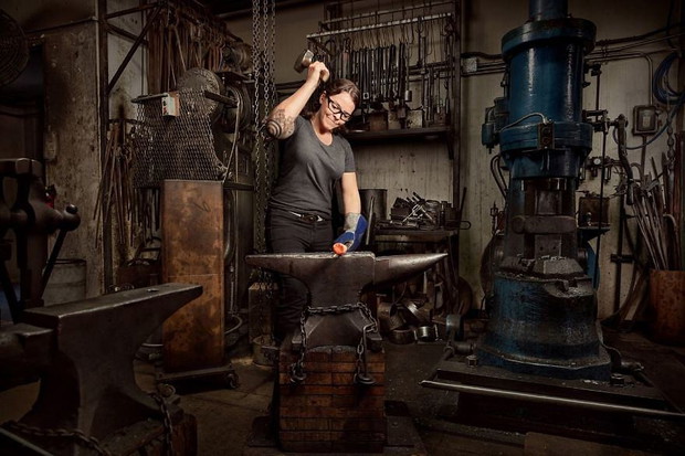 z21822236IHProjekt-Women-s-Work-przedstawia-kobiety-ktore--cdc2171